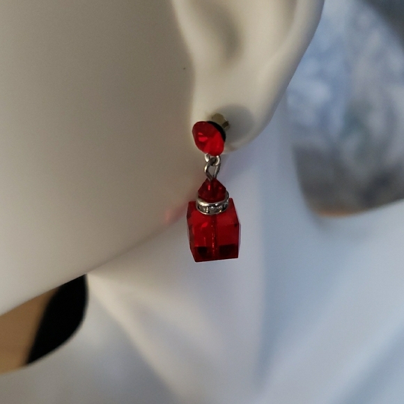 Elegant Red Crystal Drop Earrings - Picture 3 of 5